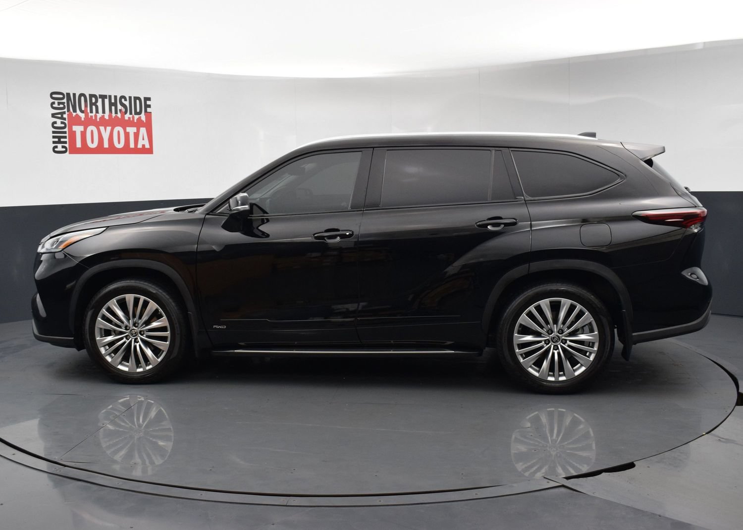 Used 2025 Toyota Highlander Platinum AWD/4WD image 2