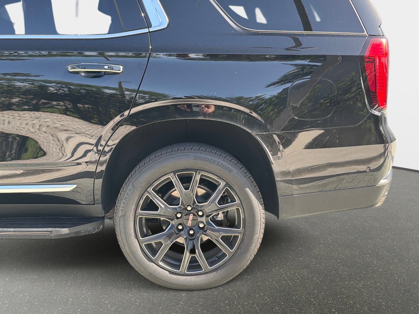 Used 2026 GMC Yukon Denali w/ Advanced Technology Package image 14