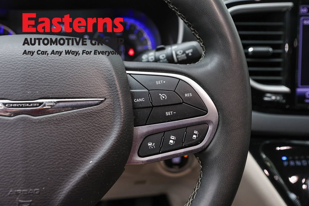 Used 2023 Chrysler Pacifica Touring-L FWD image 16