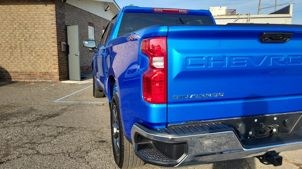 Used 2025 Chevrolet Silverado 1500 LT AWD/4WD image 9