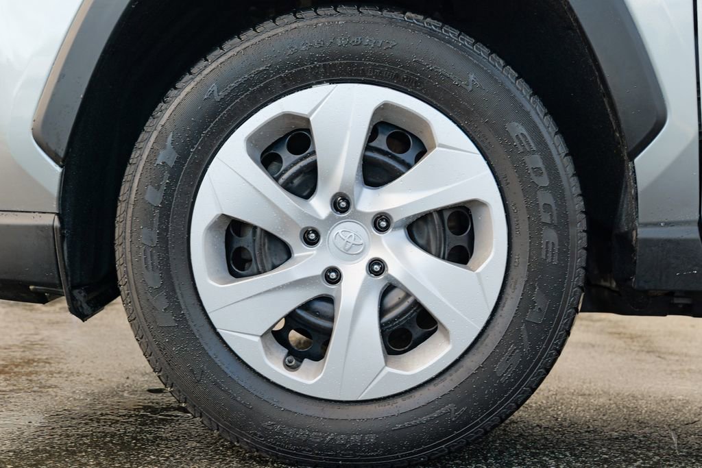 Used 2024 Toyota RAV4 LE AWD/4WD image 15