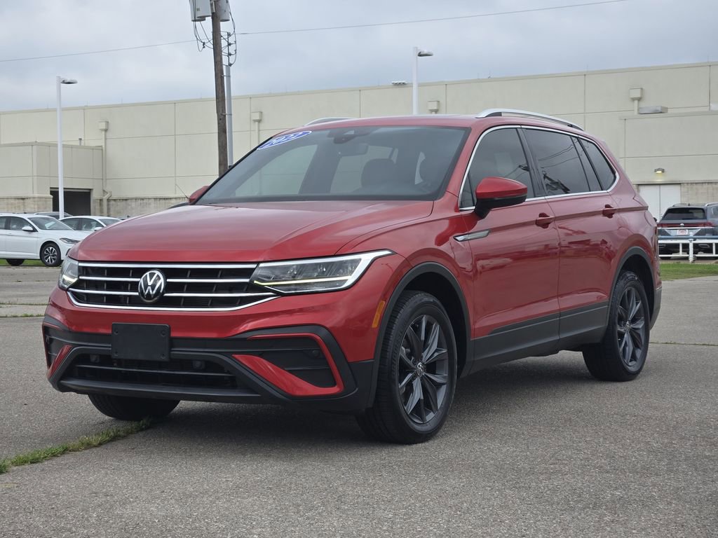 Used 2022 Volkswagen Tiguan SE w/ Panoramic Sunroof Package FWD image 3