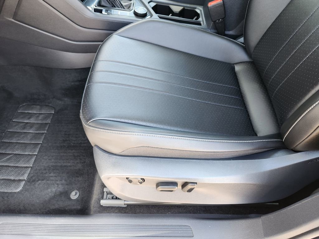 Certified 2024 Volkswagen Tiguan SE image 10