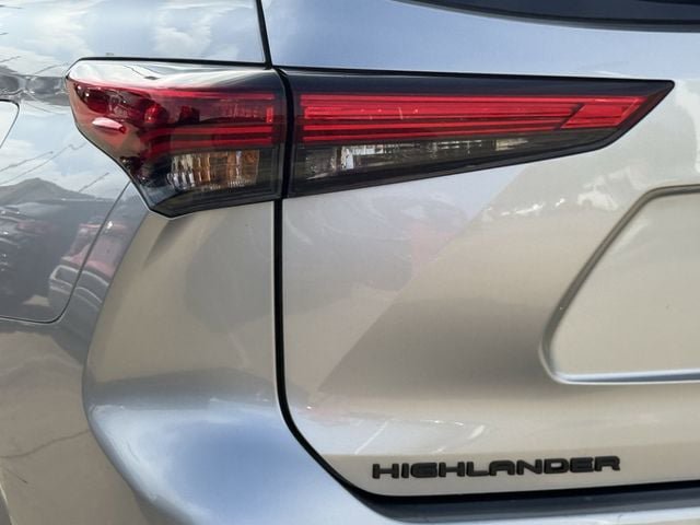 Used 2023 Toyota Highlander LE FWD image 6