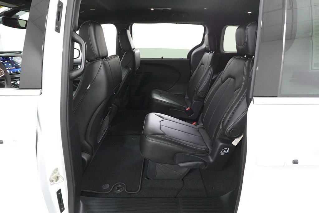 New 2027 Chrysler Pacifica Select FWD image 23