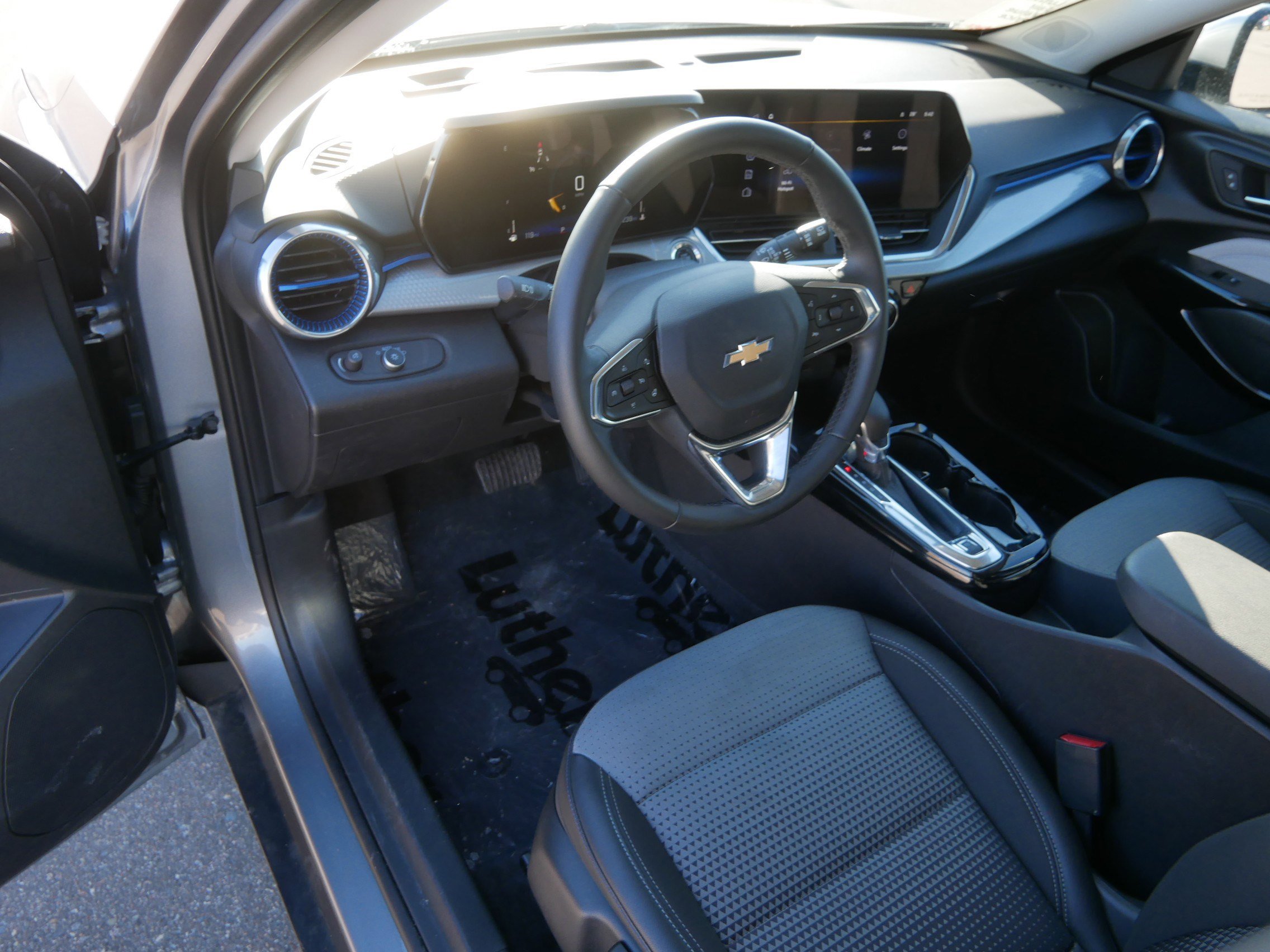 Used 2025 Chevrolet Trax LT w/ LT Convenience Package image 19