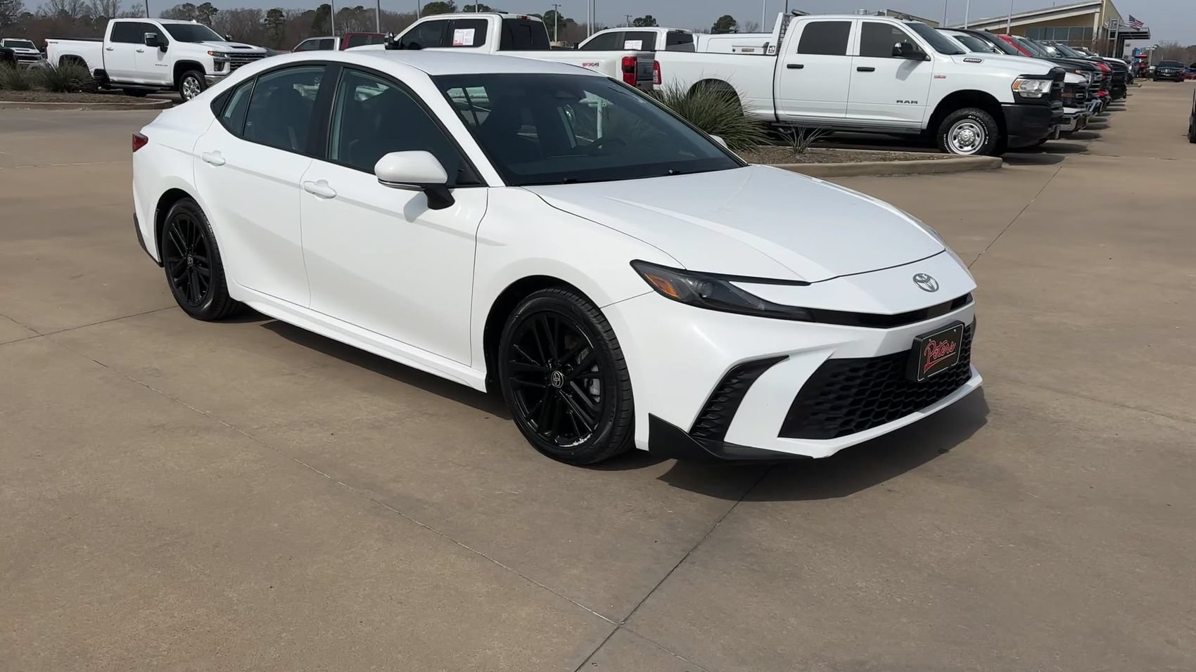 Used 2025 Toyota Camry SE FWD image 3