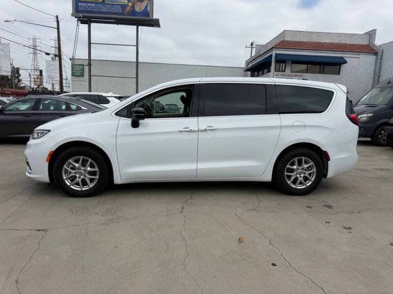 Used 2024 Chrysler Pacifica Touring-L FWD image 4