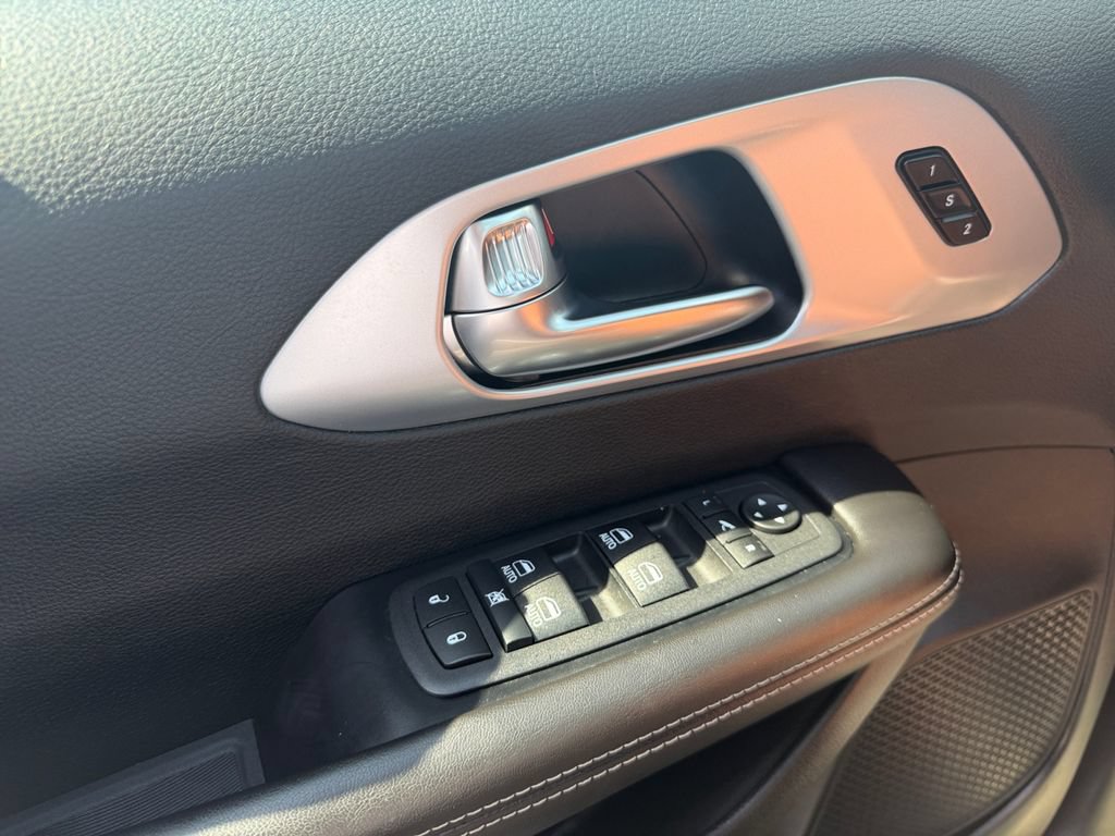 Used 2026 Chrysler Pacifica Limited FWD image 17
