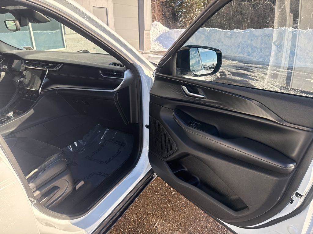 Used 2023 Jeep Grand Cherokee L Laredo image 24