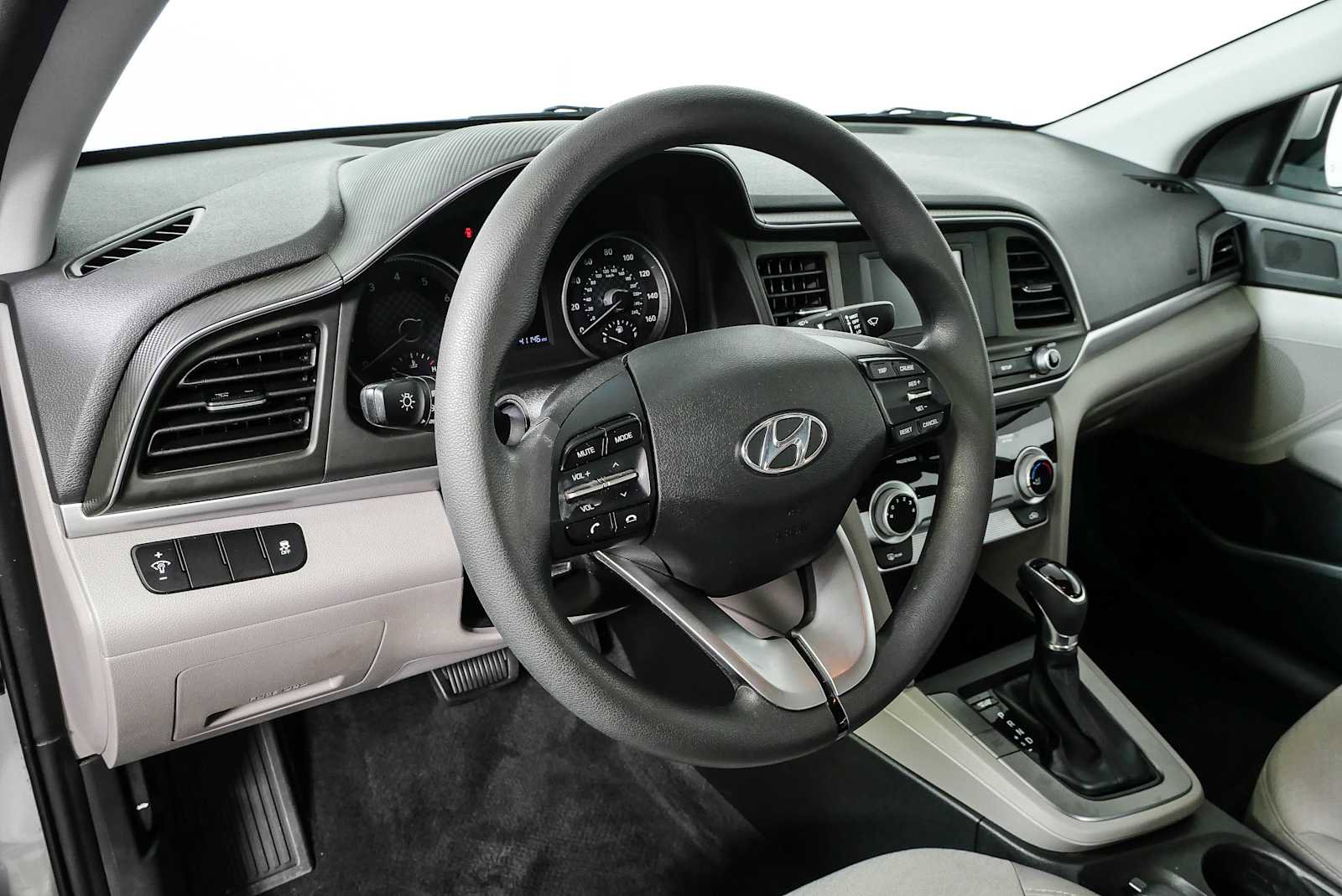 Used 2019 Hyundai Elantra SE w/ Winter Weather Package FWD image 4