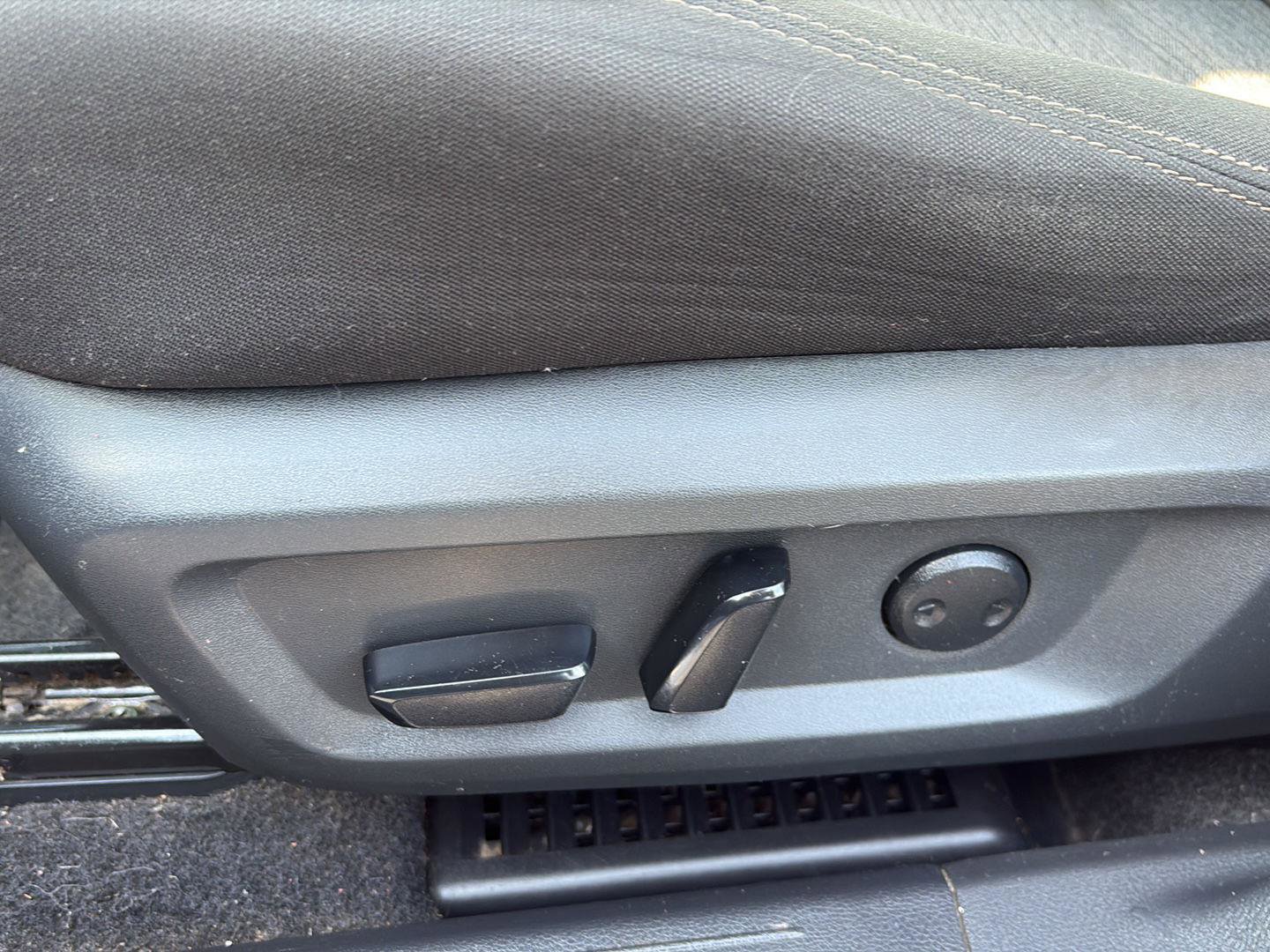 Used 2023 Nissan Rogue SV image 14