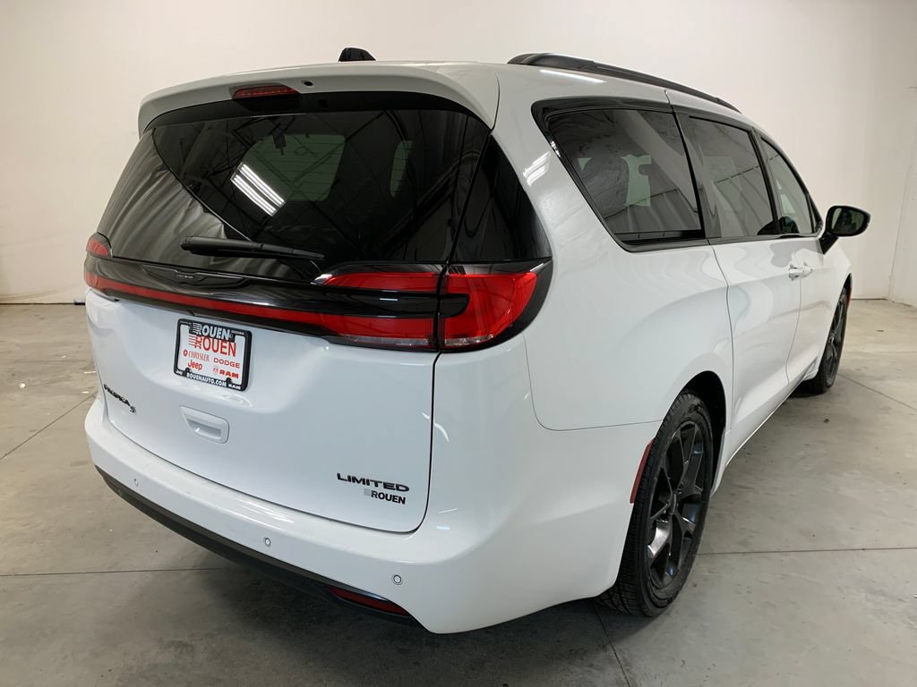 Used 2025 Chrysler Pacifica Limited FWD image 28