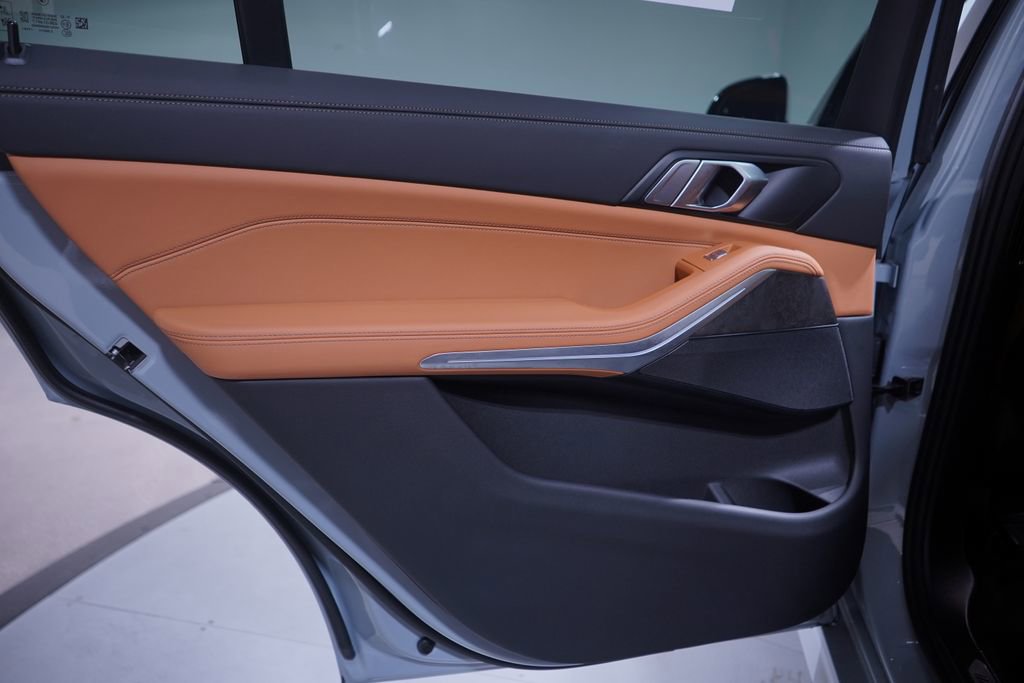 Used 2025 BMW X7 xDrive40i w/ M Sport Package image 16