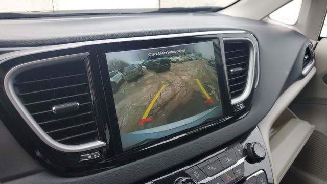 Certified 2024 Chrysler Pacifica Touring-L image 17