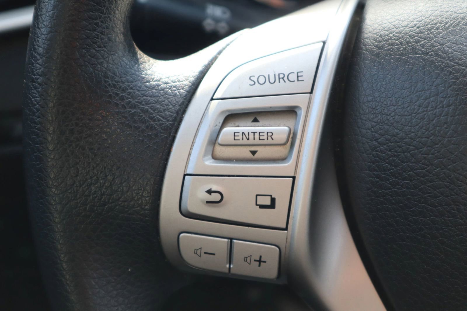 Used 2016 Nissan Rogue S image 25