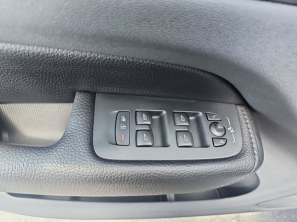 Used 2019 Volvo XC60 T5 Momentum w/ Multimedia Package FWD image 12