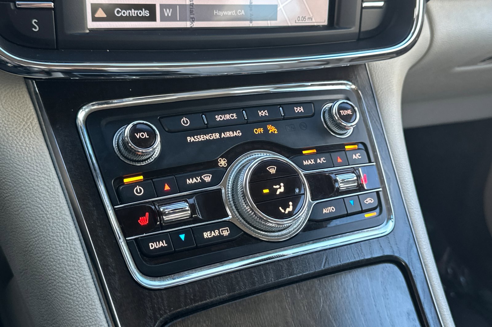 Used 2017 Lincoln Continental Select image 30