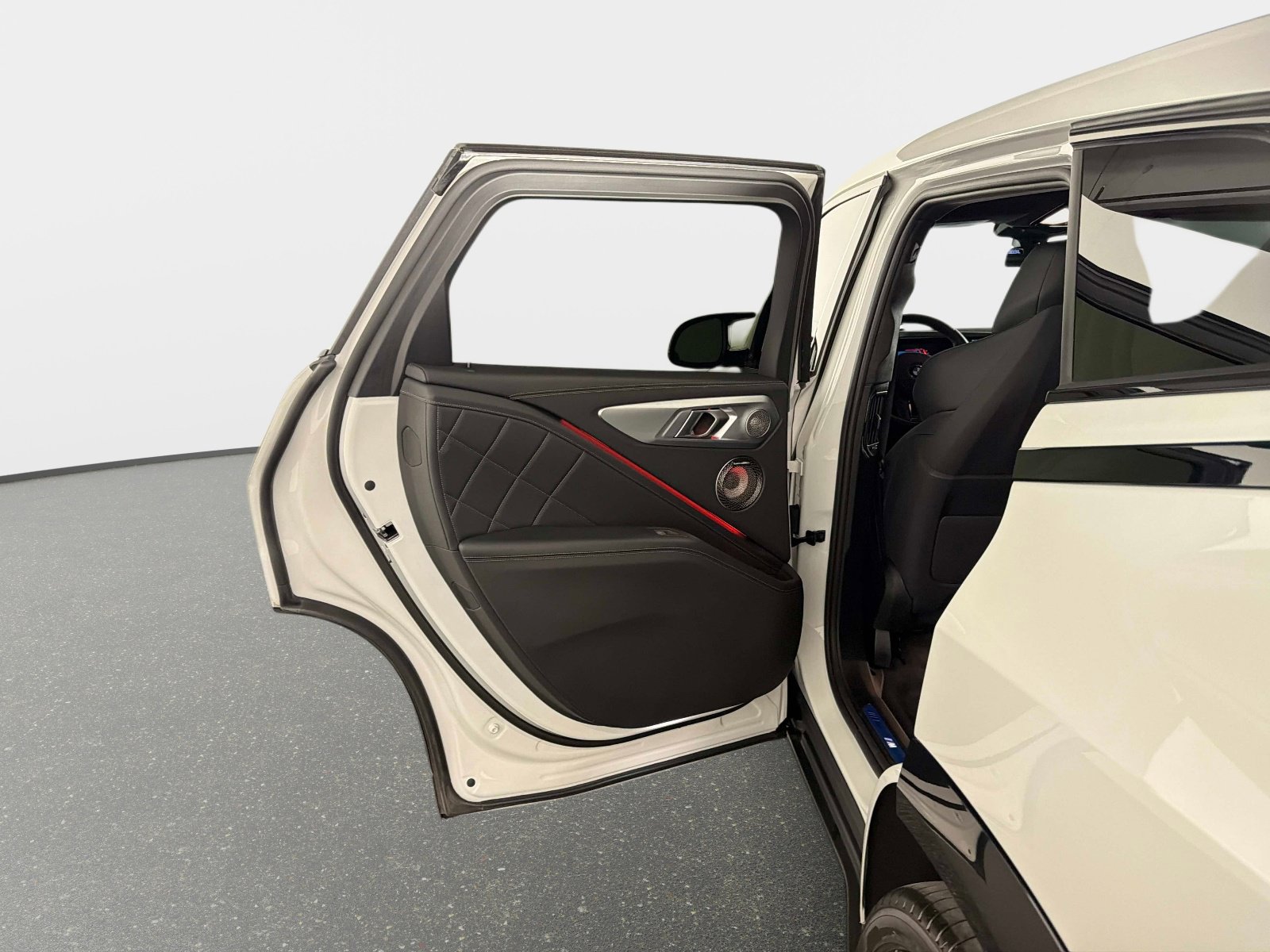 Used 2025 BMW XM image 30