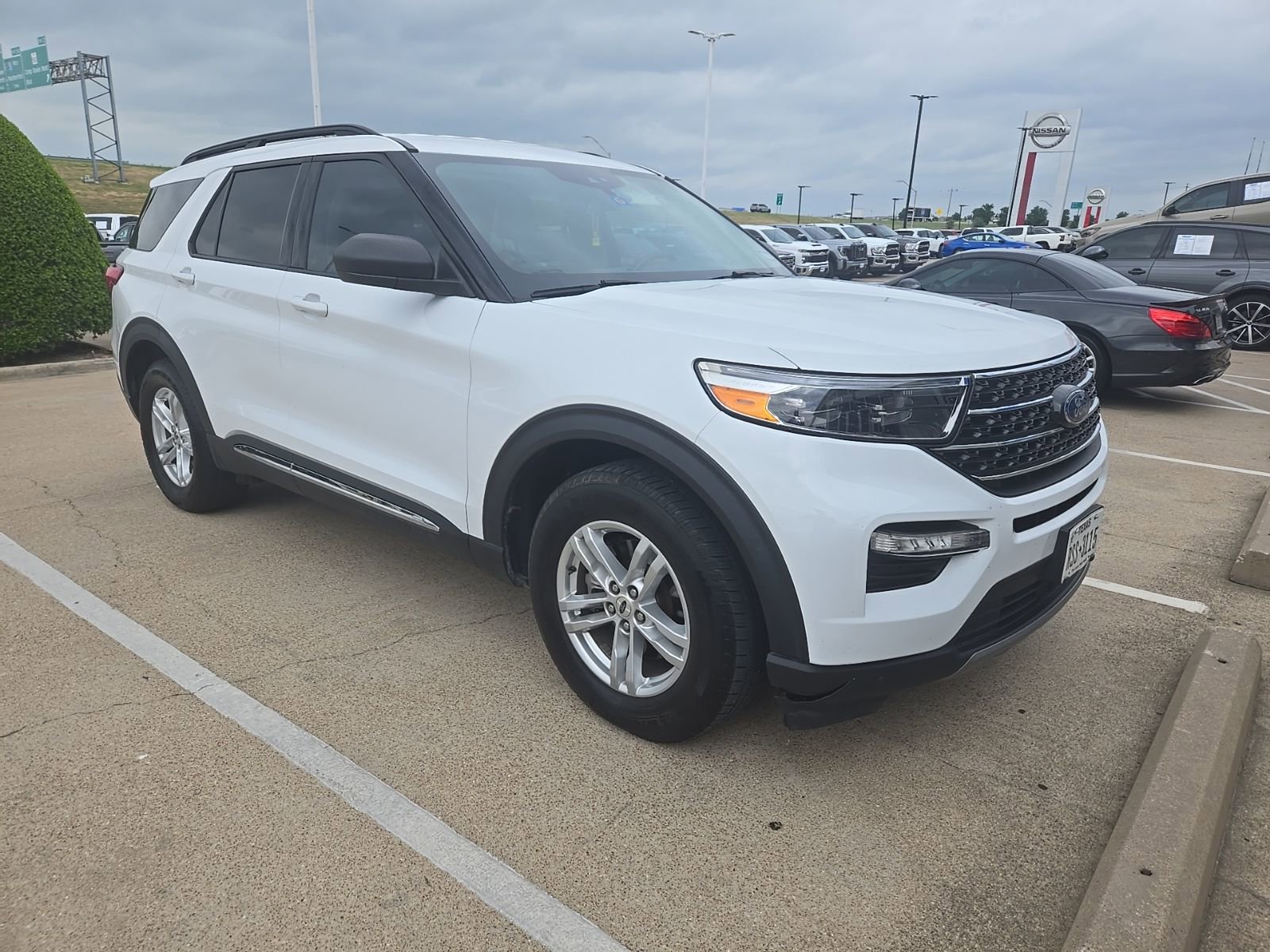 Used 2022 Ford Explorer XLT w/ Equipment Group 202A RWD image 2