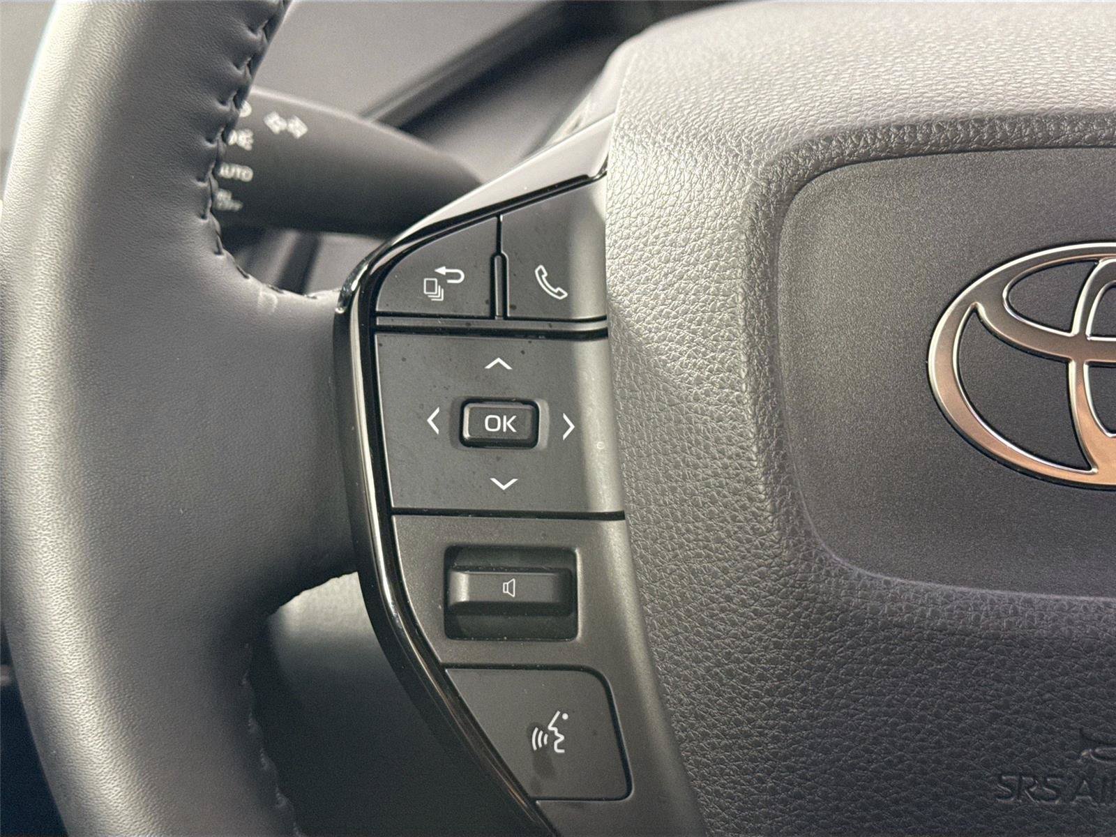 Certified 2025 Toyota Prius XLE FWD image 18