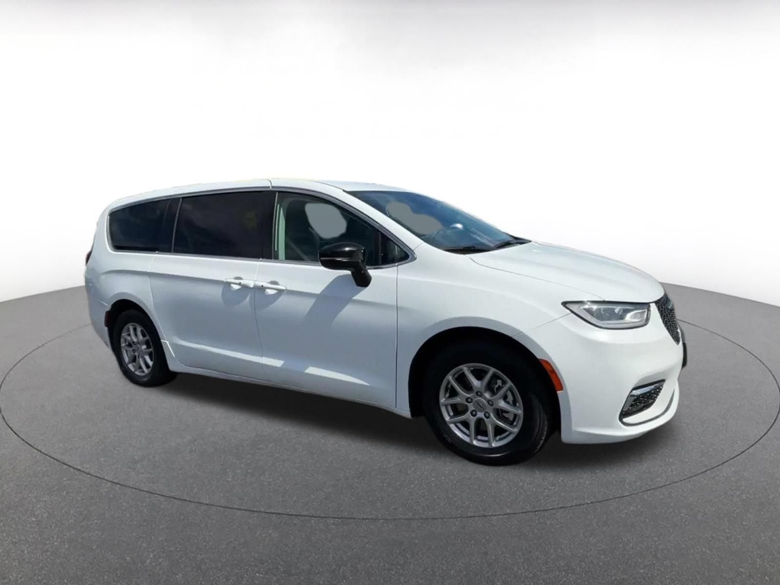 Used 2024 Chrysler Pacifica Touring-L FWD image 2