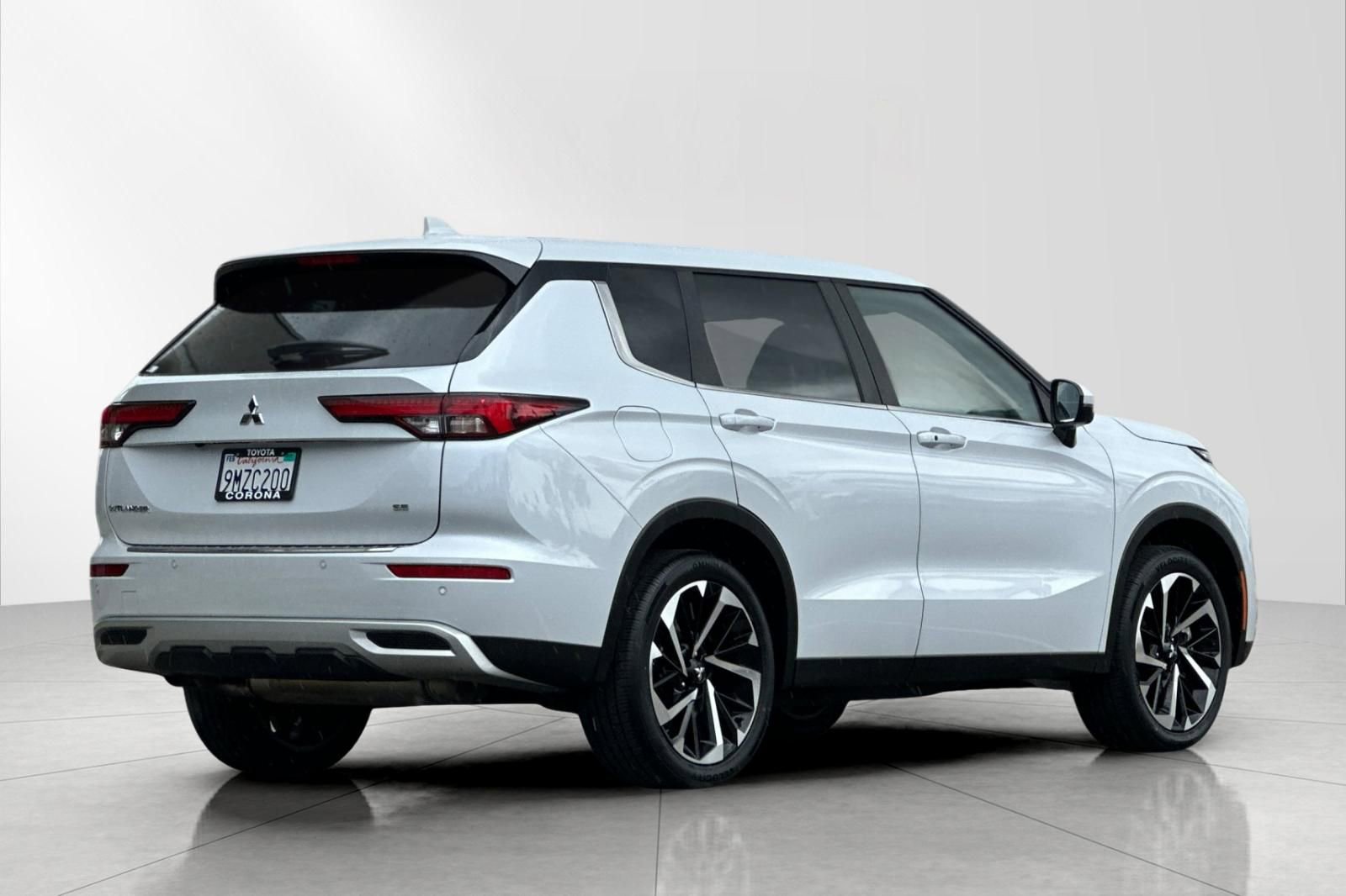 Used 2024 Mitsubishi Outlander SE image 3