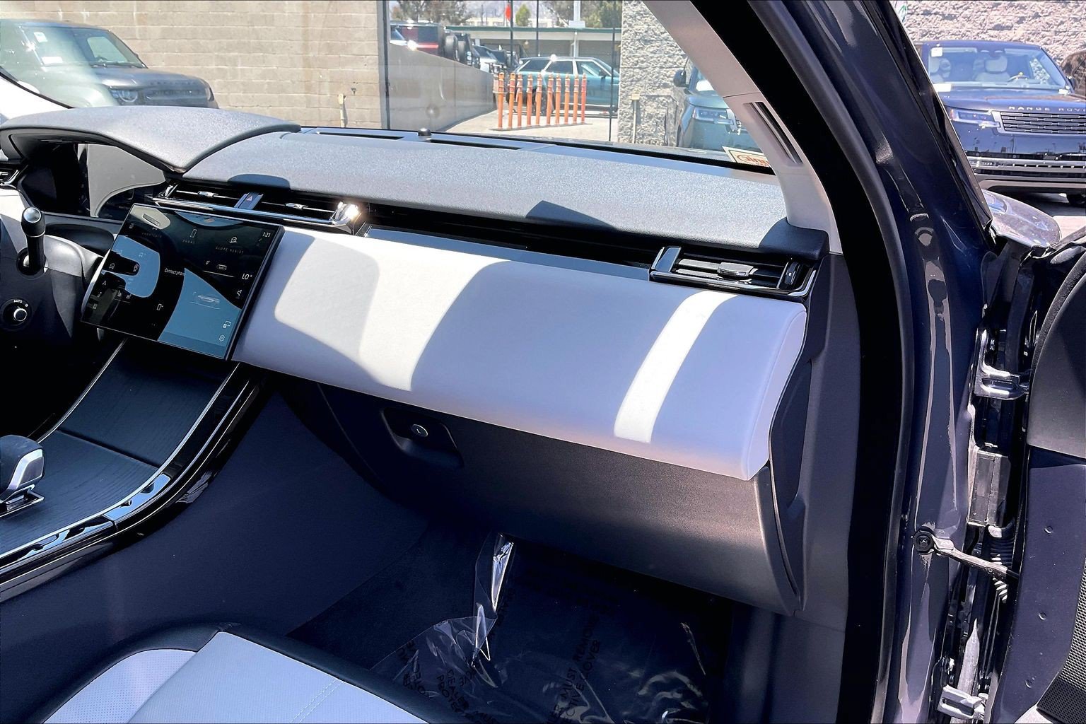 Certified 2025 Land Rover Range Rover Velar Dynamic SE AWD/4WD image 18