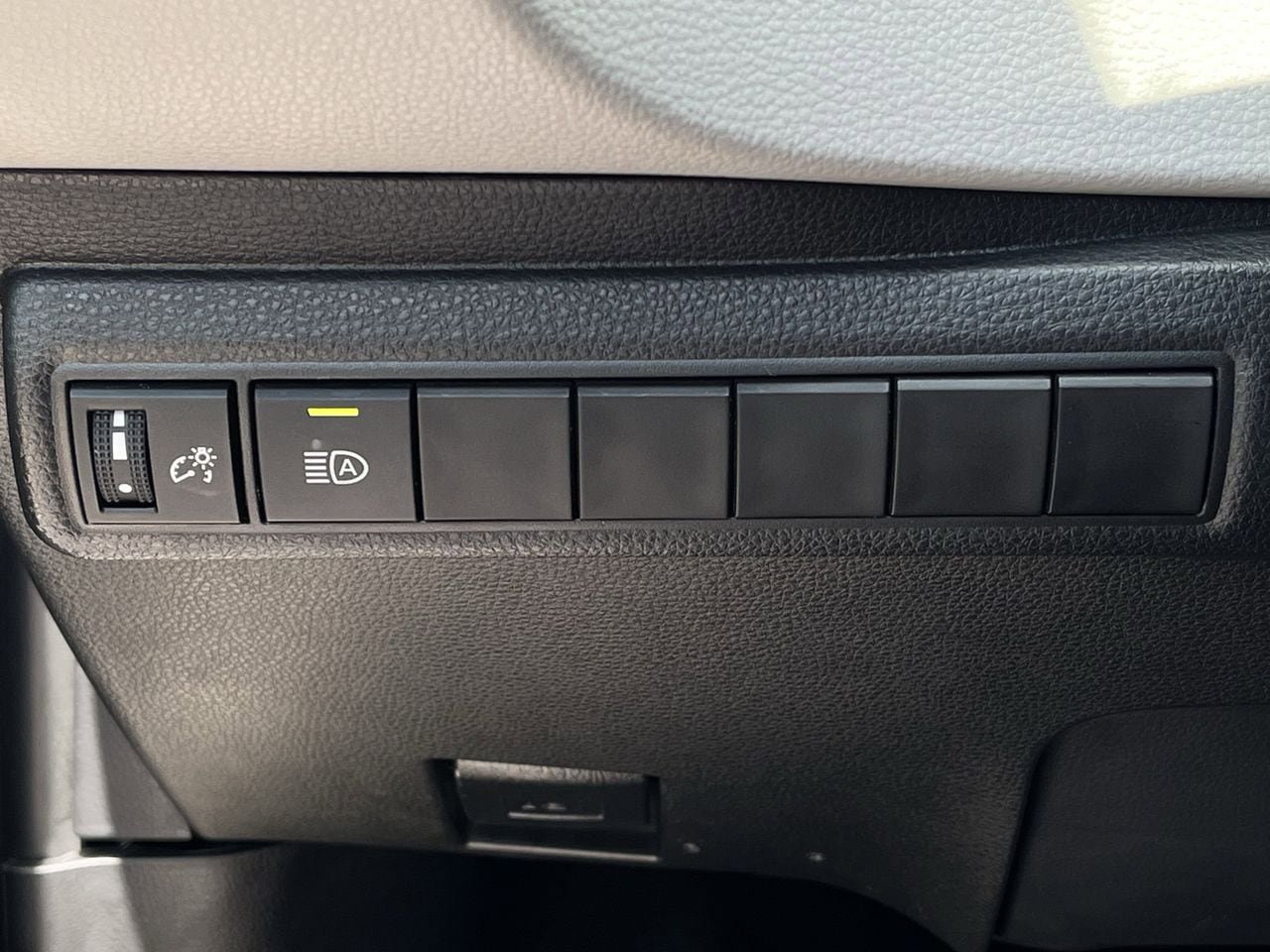 Used 2025 Toyota Corolla LE w/ LE Premium Package FWD image 20