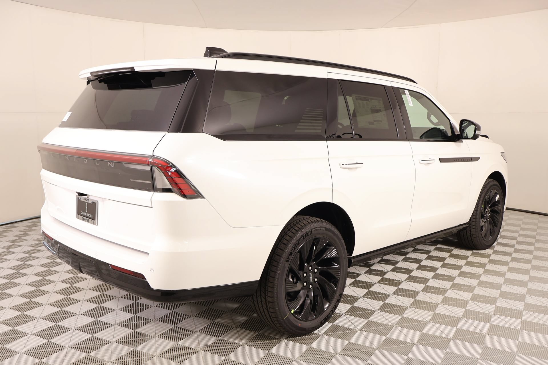 New 2027 Lincoln Navigator Reserve w/ Jet Appearance Package AWD/4WD image 22