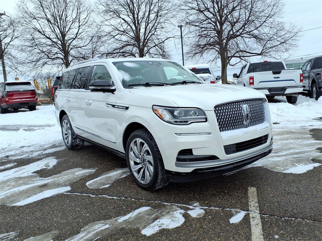 Used 2024 Lincoln Navigator Premiere image 3