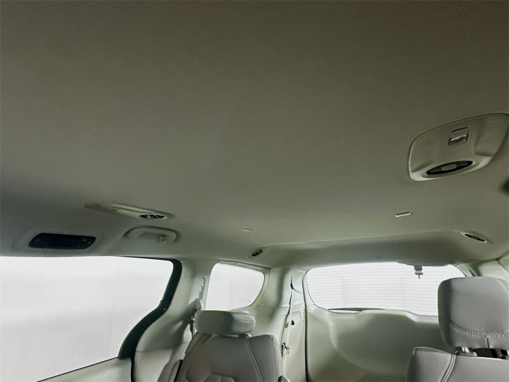 Used 2020 Chrysler Voyager LX image 21