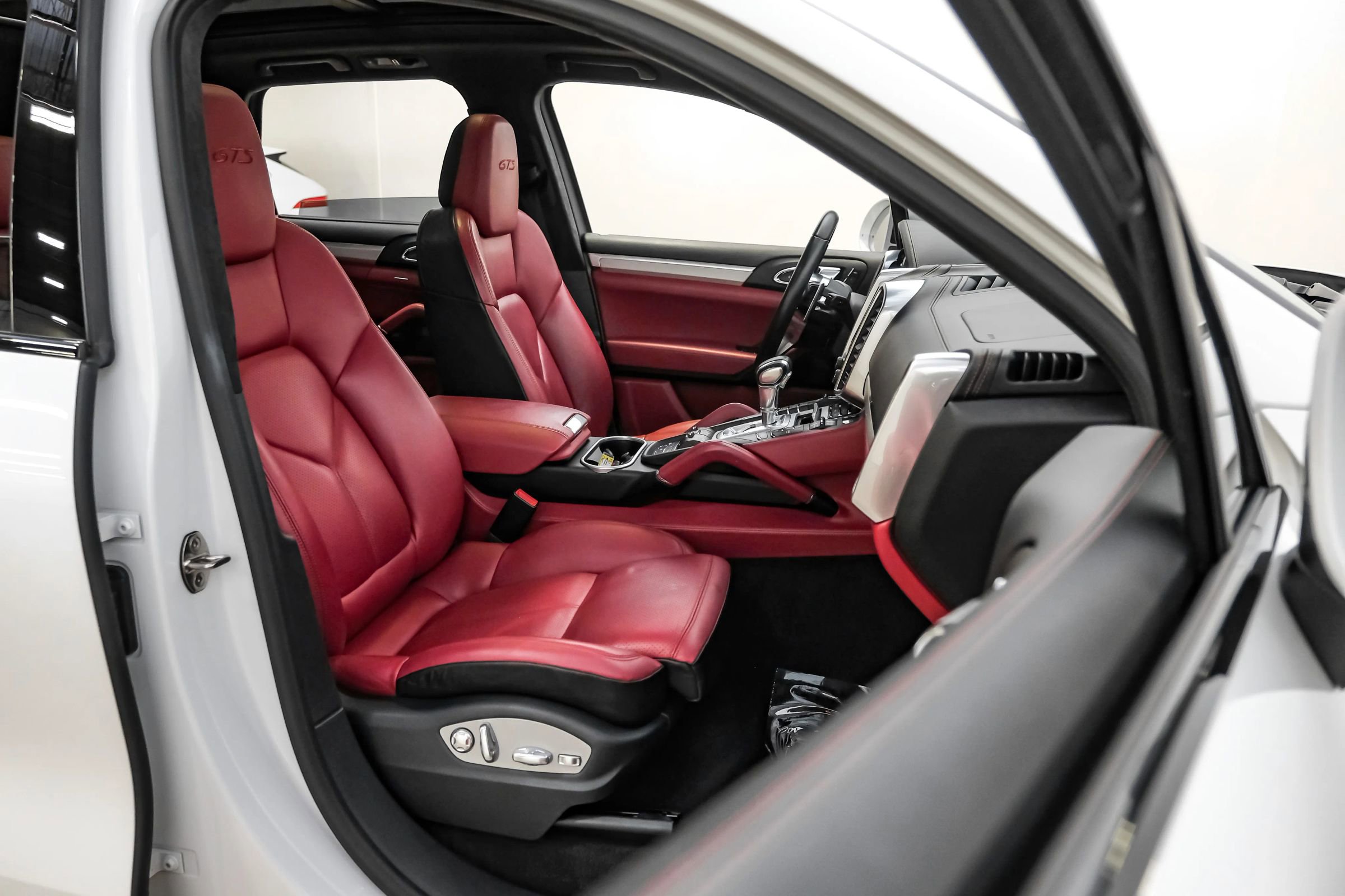 Used 2017 Porsche Cayenne GTS image 27