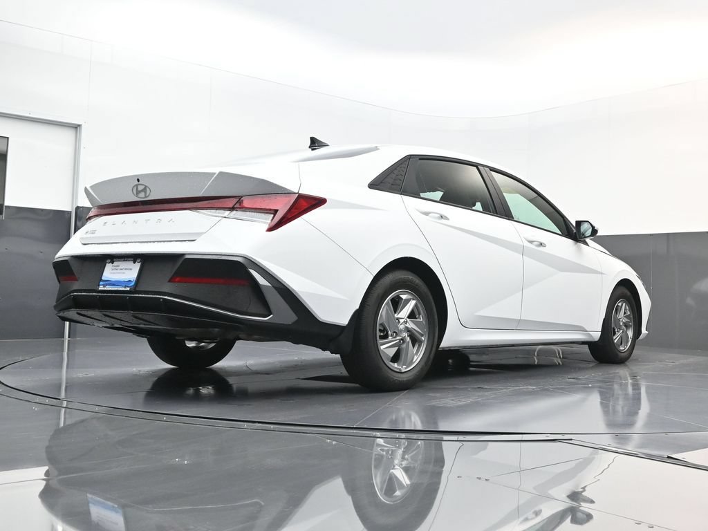 Certified 2026 Hyundai Elantra SE FWD image 23