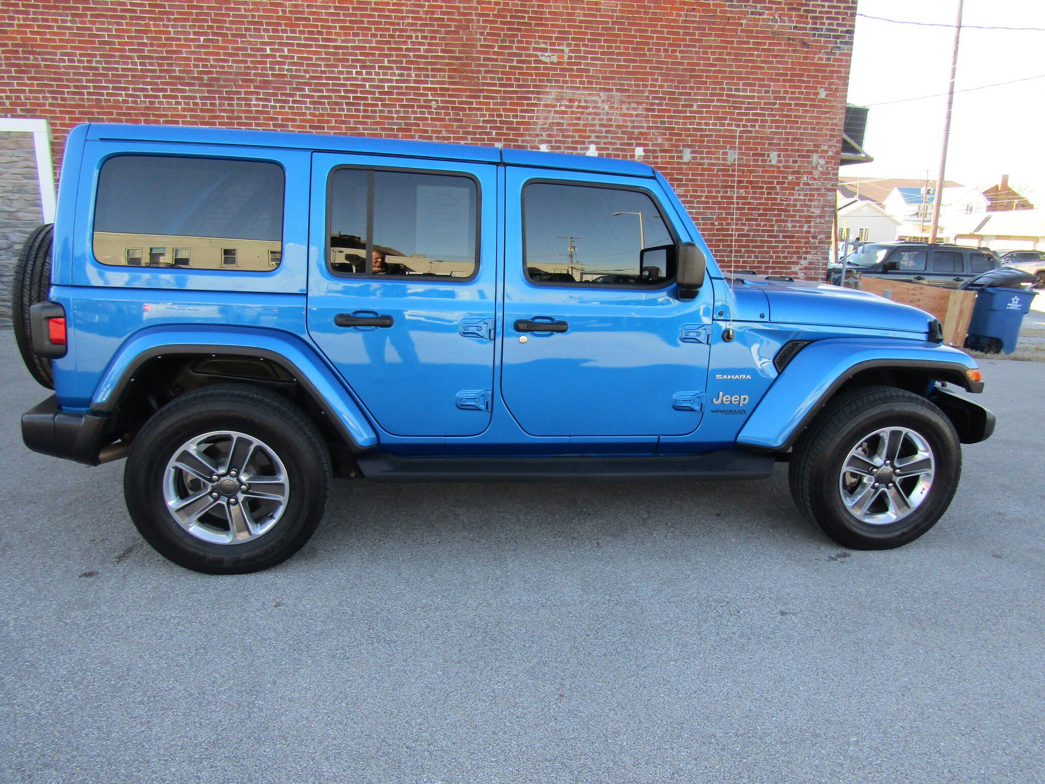 Used 2022 Jeep Wrangler Unlimited Sahara w/ Cold Weather Group AWD/4WD image 2