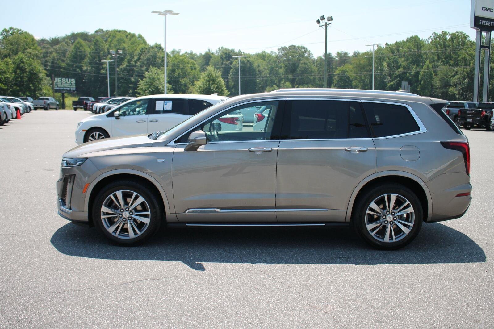 Used 2022 Cadillac XT6 Premium Luxury w/ Technology Package FWD image 5