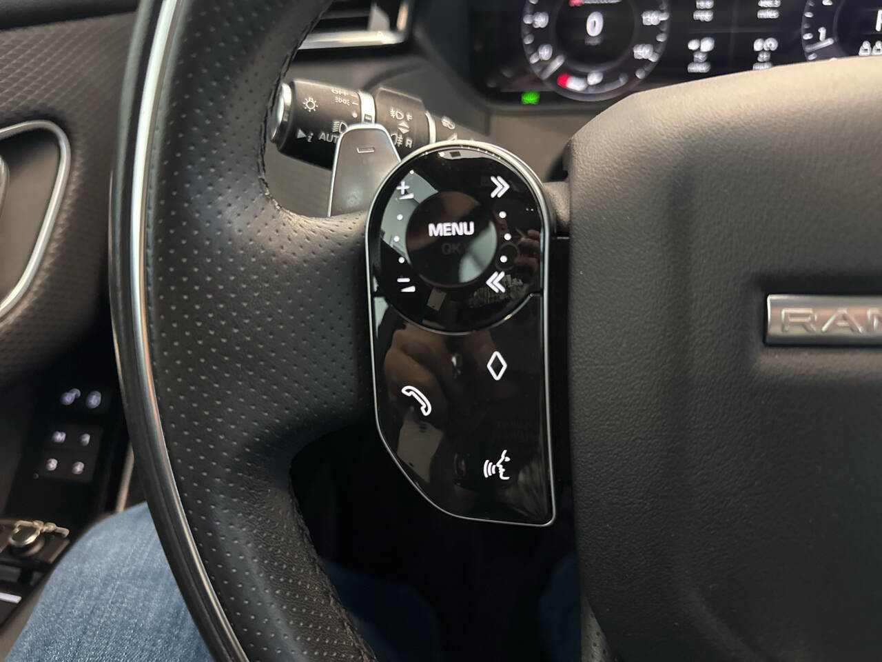 Used 2019 Land Rover Range Rover Velar R-Dynamic SE image 42