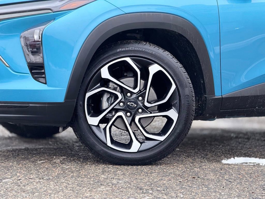 Used 2025 Chevrolet Trax RS w/ Sunroof Package image 2