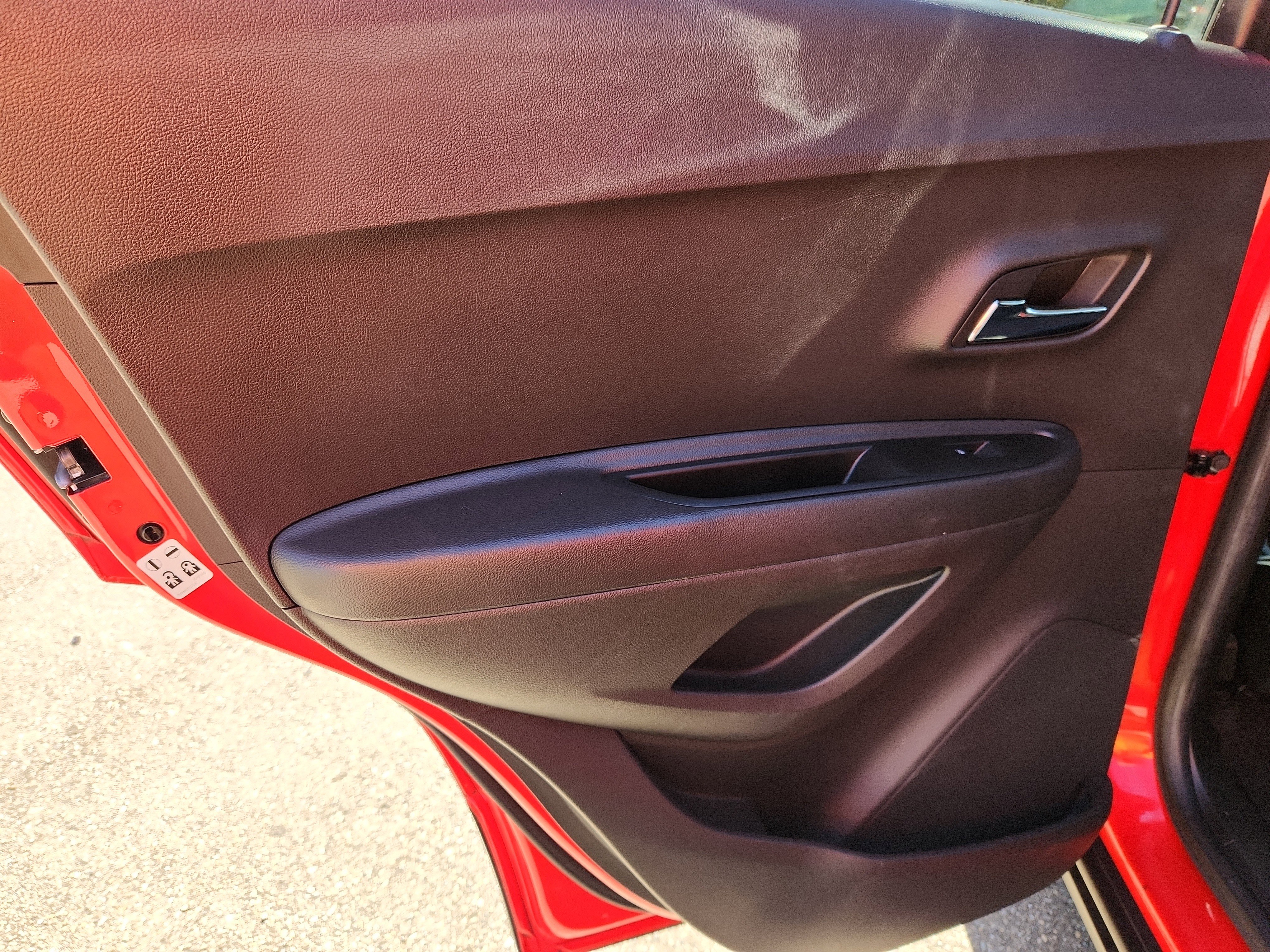 Used 2020 Chevrolet Trax LT w/ Sun & Sound Package image 39