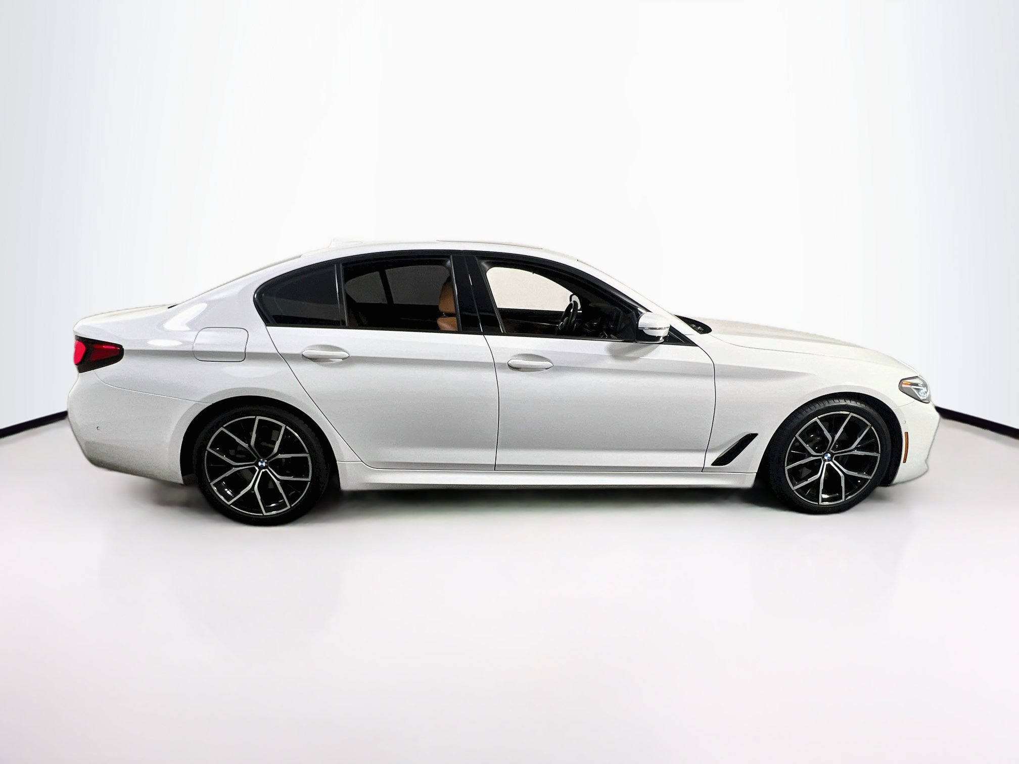 Used 2021 BMW 530i xDrive w/ M Sport Package AWD/4WD image 4