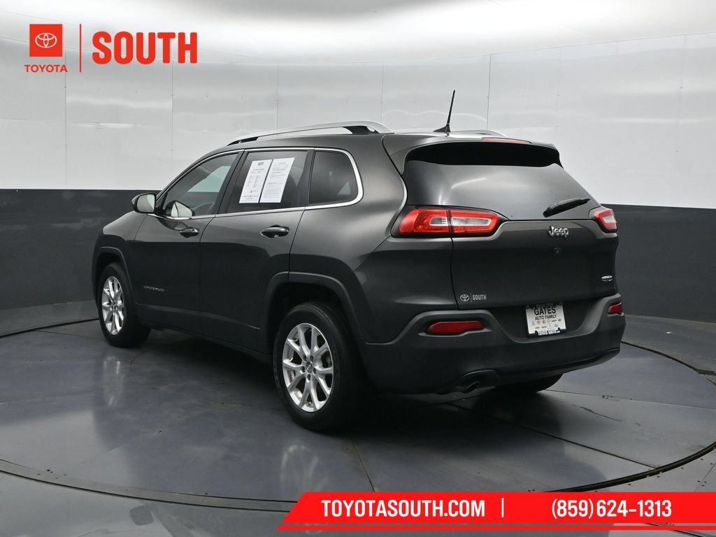 Used 2017 Jeep Cherokee Latitude w/ Comfort & Sound Group FWD image 8