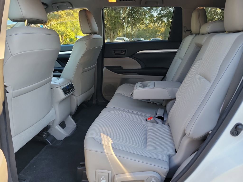 Used 2017 Toyota Highlander Plus image 17