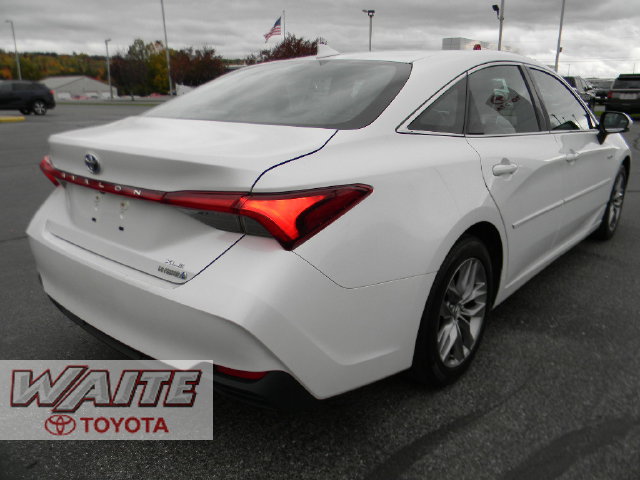 Used 2020 Toyota Avalon XLE w/ Moonroof Package FWD image 2