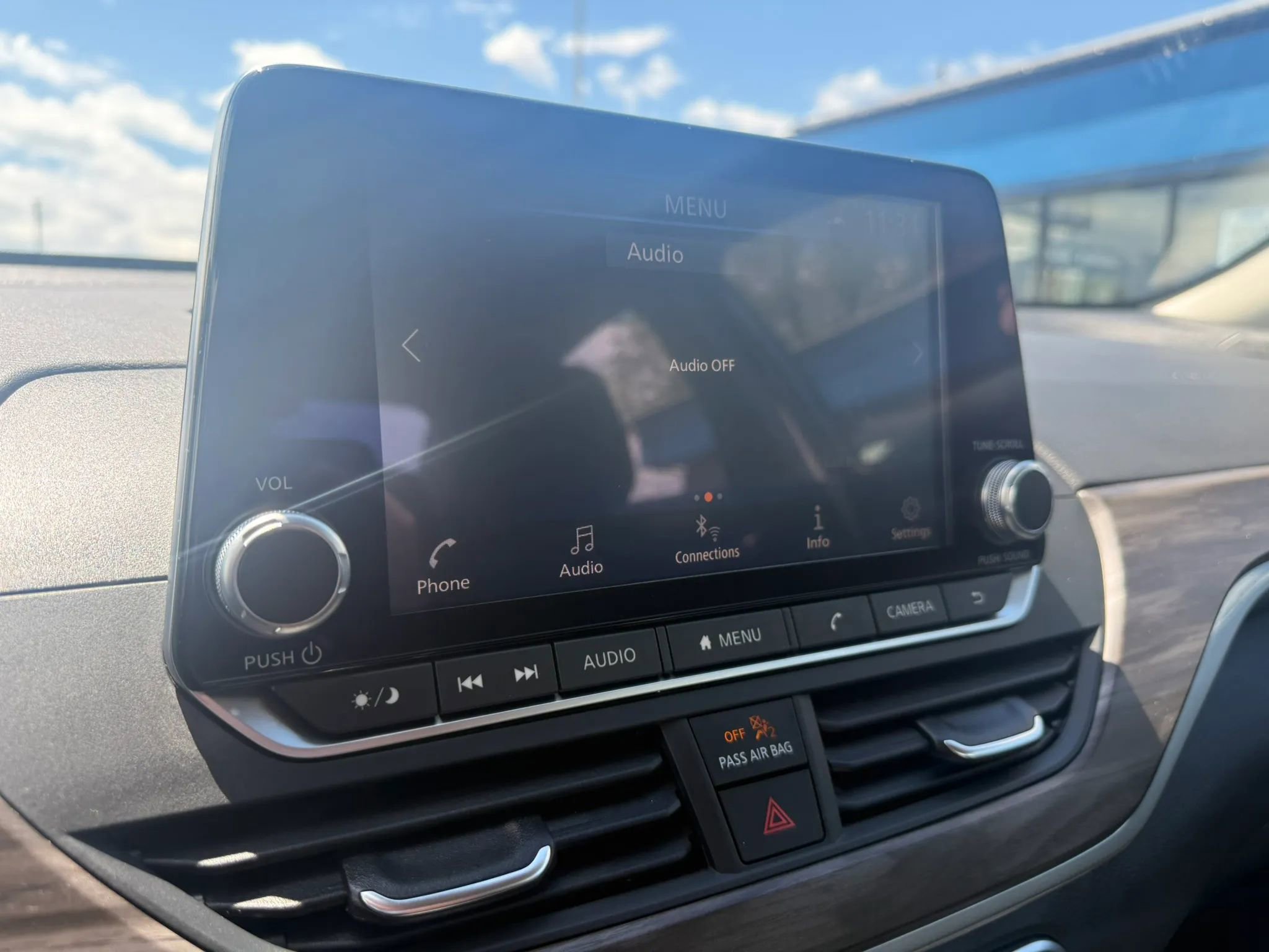 Used 2025 Nissan Altima 2.5 SV FWD image 14