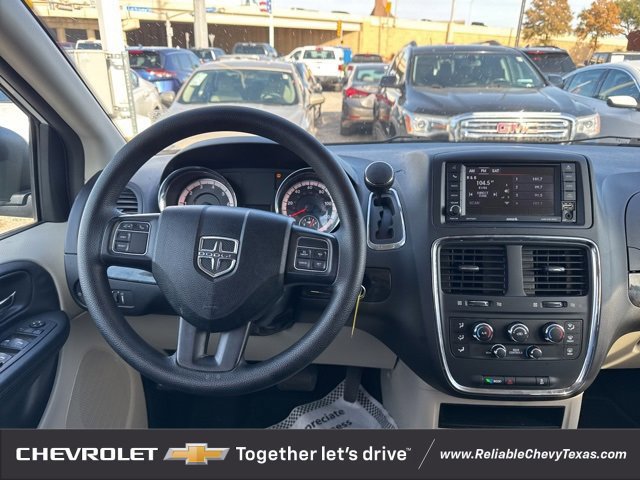 Used 2018 Dodge Grand Caravan SE w/ UConnect Hands-Free Group image 18