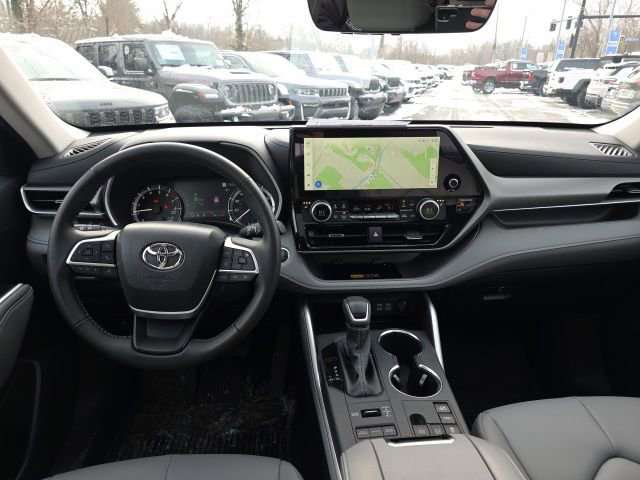 Used 2026 Toyota Highlander XLE image 13