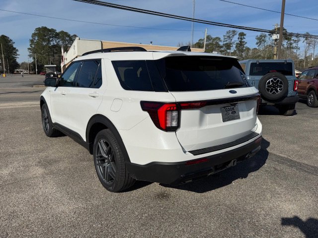 Used 2025 Ford Explorer ST-Line w/ ST-Line Street Pack image 8