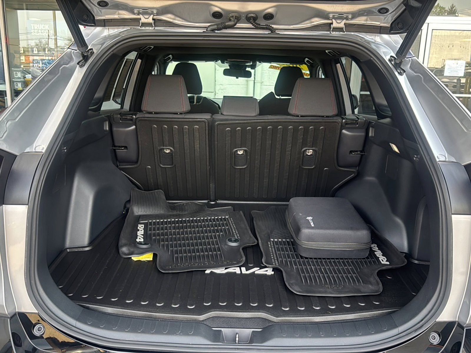 Used 2022 Toyota RAV4 SE w/ Weather & Moonroof Package AWD/4WD image 23