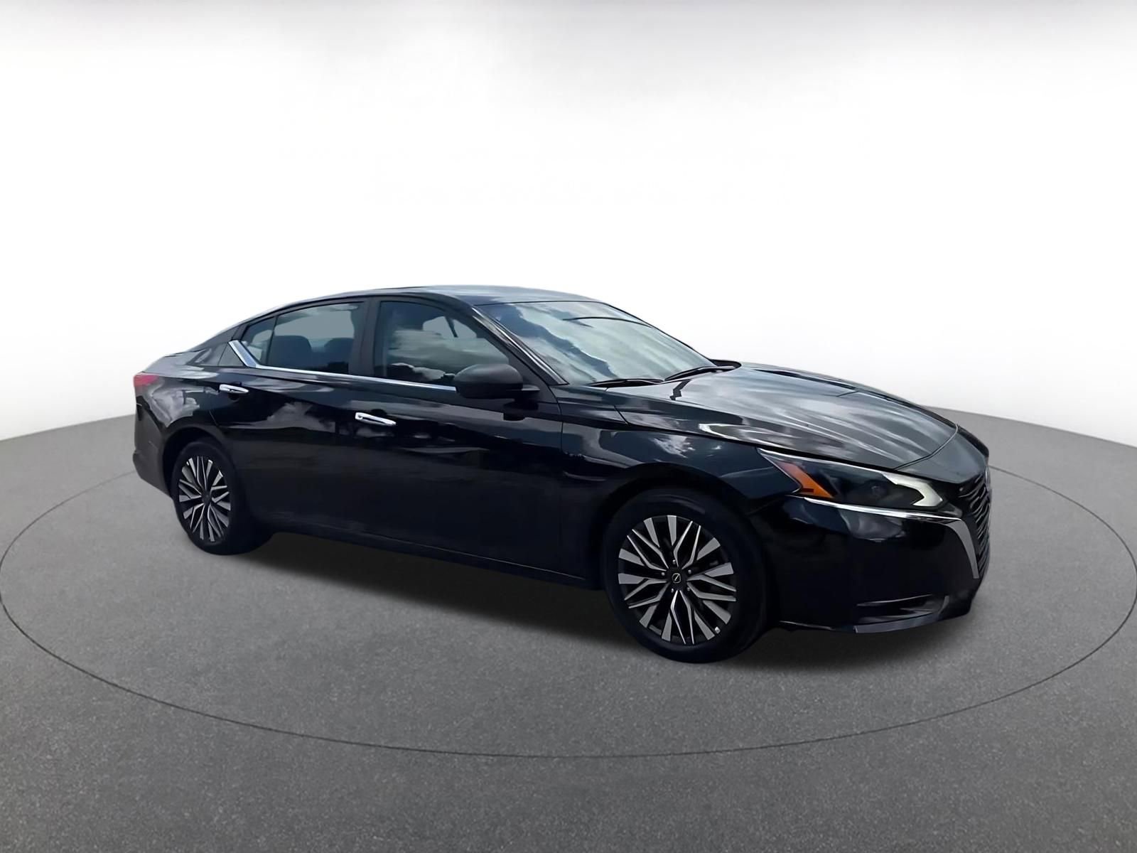 Used 2025 Nissan Altima 2.5 SV FWD image 2