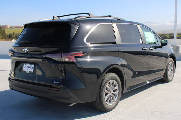New 2026 Toyota Sienna XLE FWD image 3